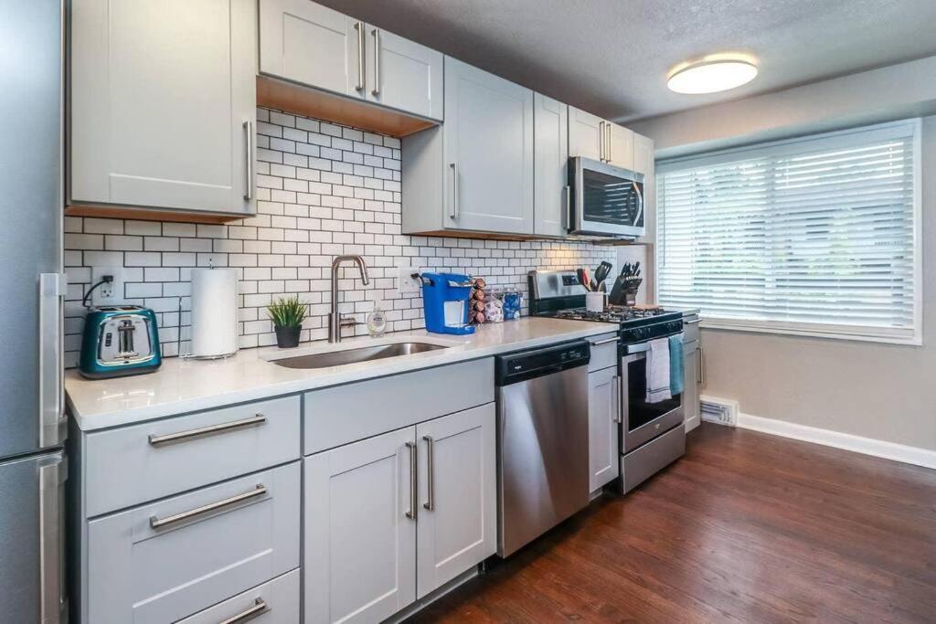 Holly First Floor 2 King Beds Villa Kansas City Exterior photo